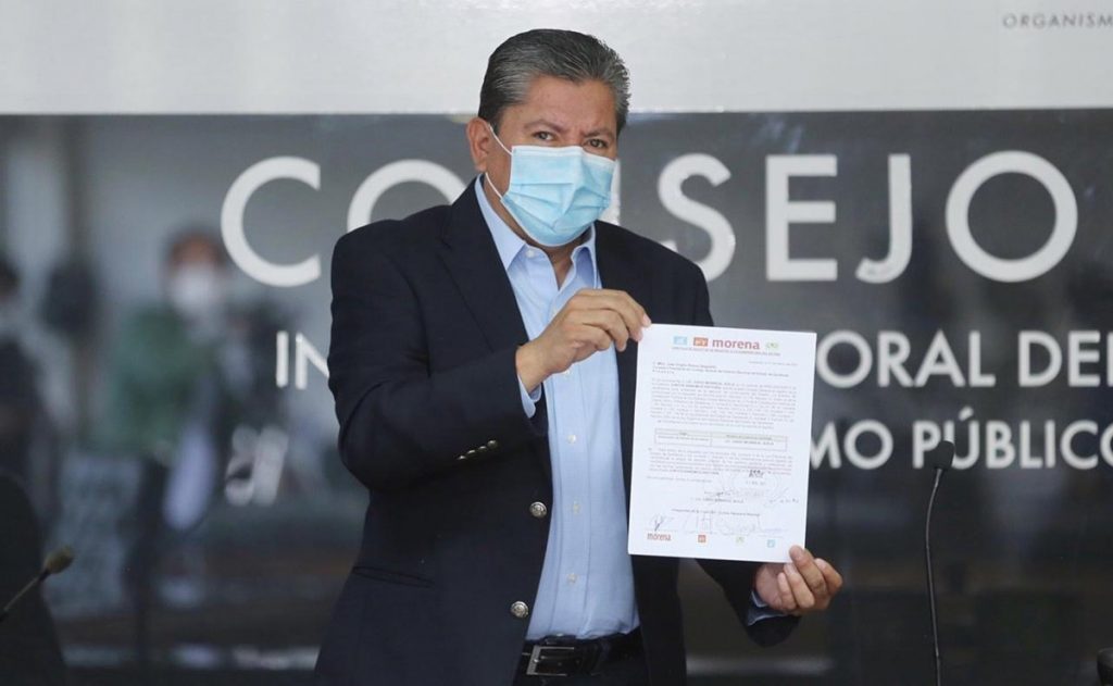 El político mexicano David Monreal sosteniendo su registro del INE